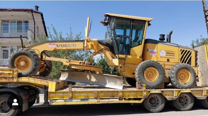 Belediyemizin iş makinalarının kapsamlı bakım ve onarımlarını yaptırmaya devam ediyoruz. Greyderimizide Kayseri’ye uğurladık. Desteklerini esirgemeyen Kayseri Büyükşehir Belediye Başkanımız Memduh Büyükkılıç’a teşekkür ederiz.