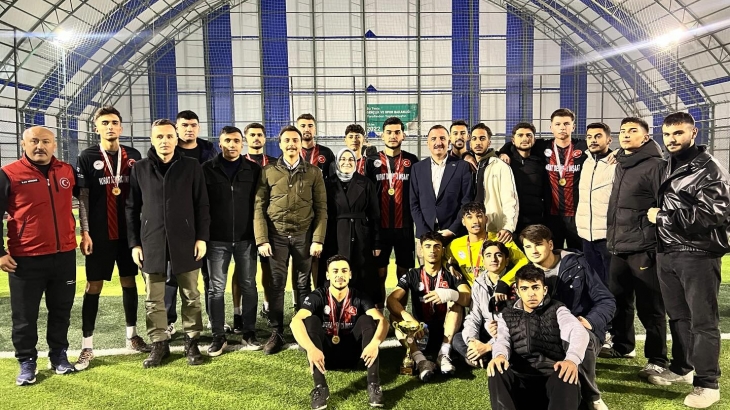 İlçe Gençlik ve Spor Müdürlüğü tarafından düzenlenen geleneksel futbol turnuvasının final müsabakalarına katıldık.  Başarı sağlayan takımlarımızı tebrik ediyorum.