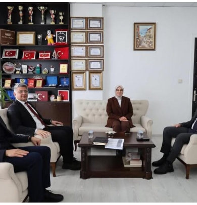 İlçe Kaymakamımız Fatma Bayalan ile birlikte; Sosyal Hizmetler İl Müdürümüz Özgür Kırmızıtaş’ı ziyaret ederek ilçemize dair istişarelerde bulunduk.  Nazik misafirperverliği için teşekkür ediyoruz.