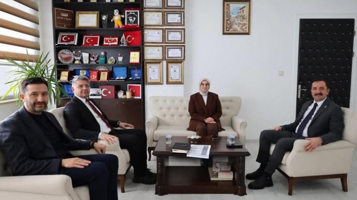 İlçe Kaymakamımız Fatma Bayalan ile birlikte; Sosyal Hizmetler İl Müdürümüz Özgür Kırmızıtaş’ı ziyaret ederek ilçemize dair istişarelerde bulunduk.  Nazik misafirperverliği için teşekkür ediyoruz.